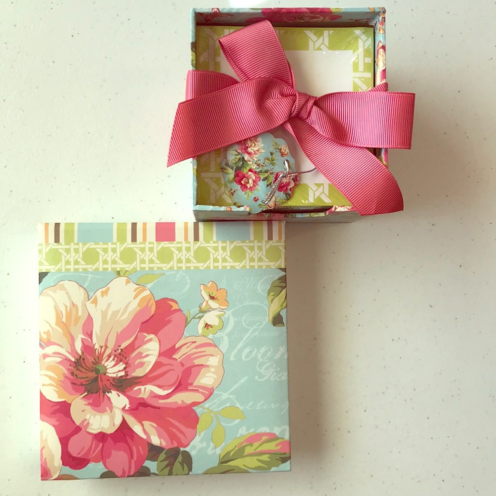 NWT Set of 2 desk notepad and note cube.